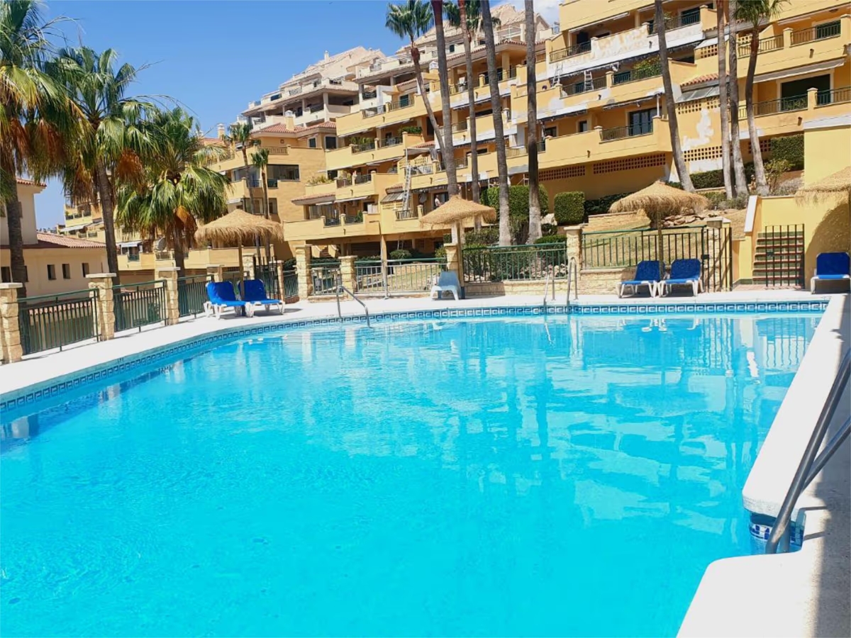 SE ALQUILA POR LARGA TEMPORADA BONITO APARTAMENTO EN BENALMADENA EN TORREQUEBRADA CERCA DEL CAMPO DE GOLF (BENALMADENA)