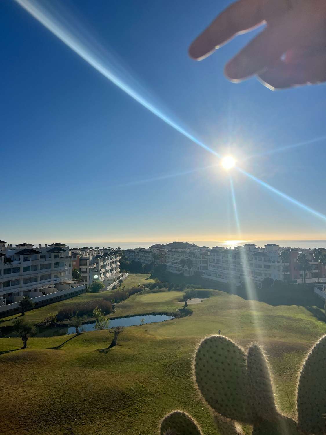 SE ALQUILA POR LARGA TEMORADA BONITO ATICO CON VISTAS AL MAR EN  BENALMADENA