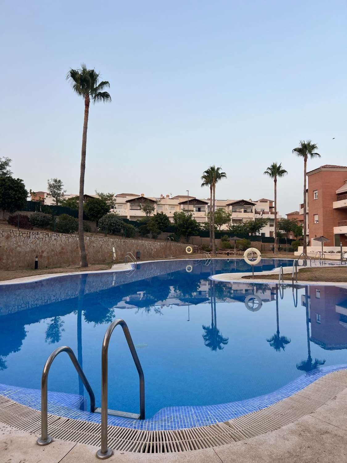 SE ALQUILA POR LARGA TEMORADA BONITO ATICO CON VISTAS AL MAR EN  BENALMADENA