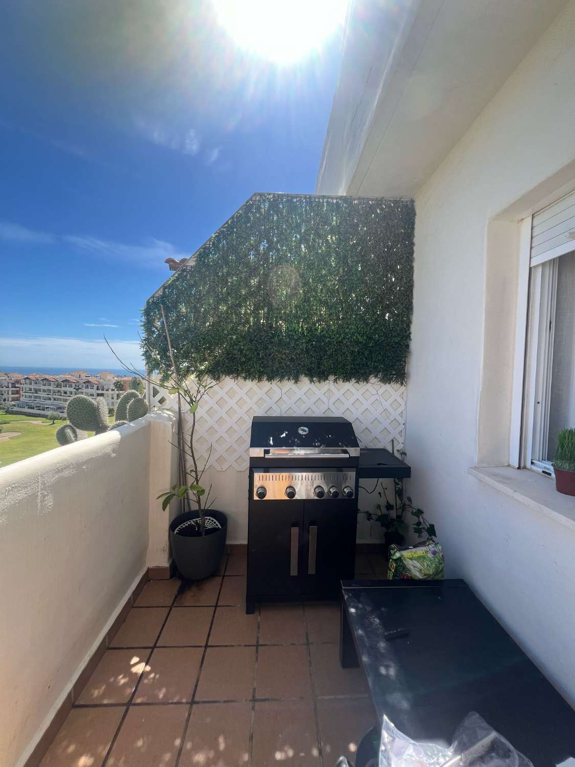 SE ALQUILA POR LARGA TEMORADA BONITO ATICO CON VISTAS AL MAR EN  BENALMADENA