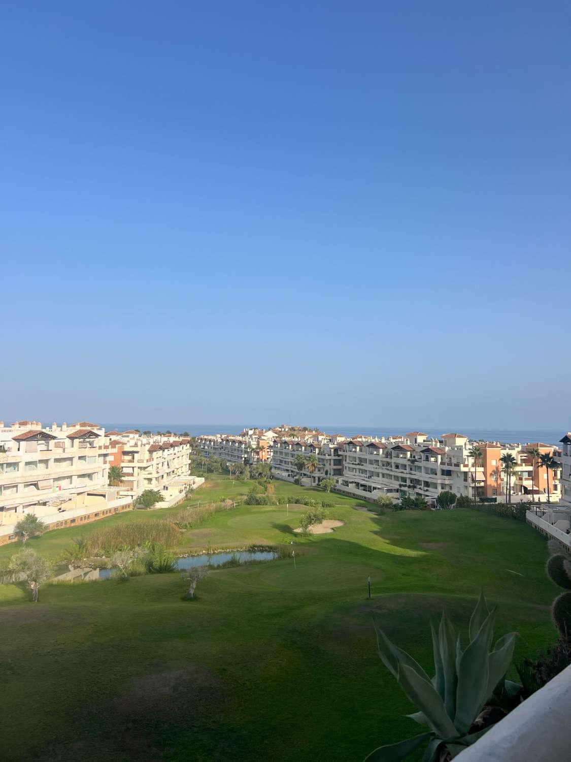 SE ALQUILA POR LARGA TEMORADA BONITO ATICO CON VISTAS AL MAR EN  BENALMADENA