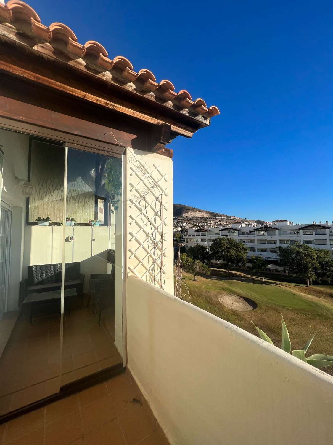 SE ALQUILA POR LARGA TEMORADA BONITO ATICO CON VISTAS AL MAR EN  BENALMADENA