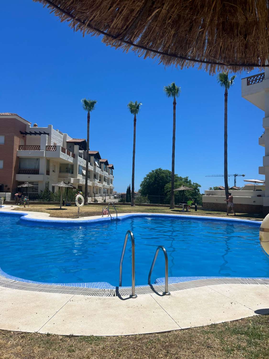 SE ALQUILA POR LARGA TEMORADA BONITO ATICO CON VISTAS AL MAR EN  BENALMADENA