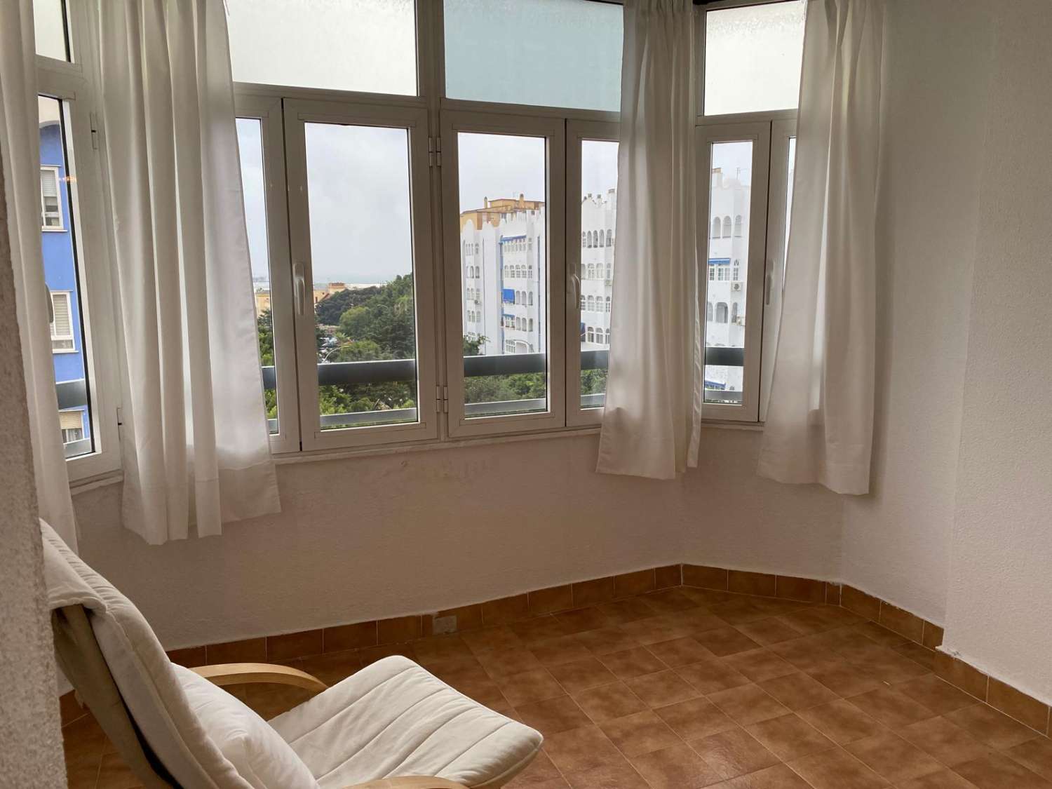 SE ALQUILA POR LARGA TEMPORADA BONITO APARTAMENTO EN MALAGA