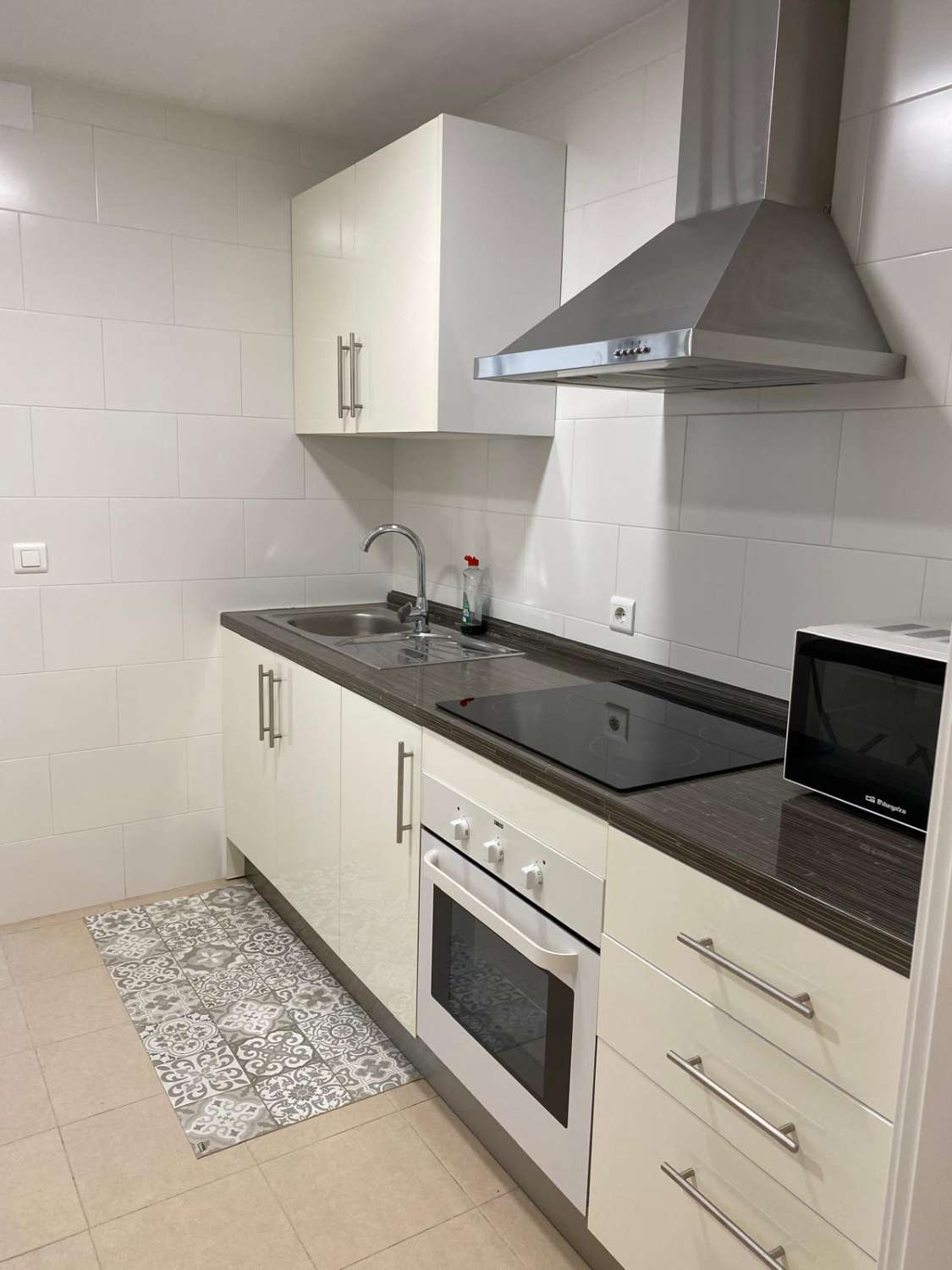 SE ALQUILA POR LARGA TEMPORADA BONITO APARTAMENTO EN MALAGA