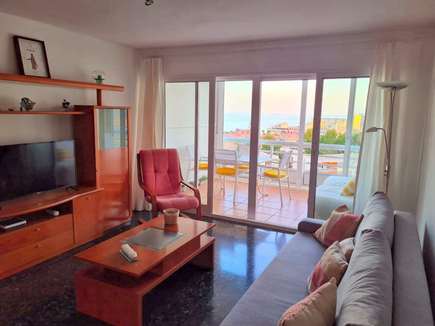 MEDIA TEMPORADA . SE ALQUILA DESDE AHORA  HASTA 31.12.25  BONITO APARTAMENTO  CON VISTAS AL MAR EN LA CARIHUELA