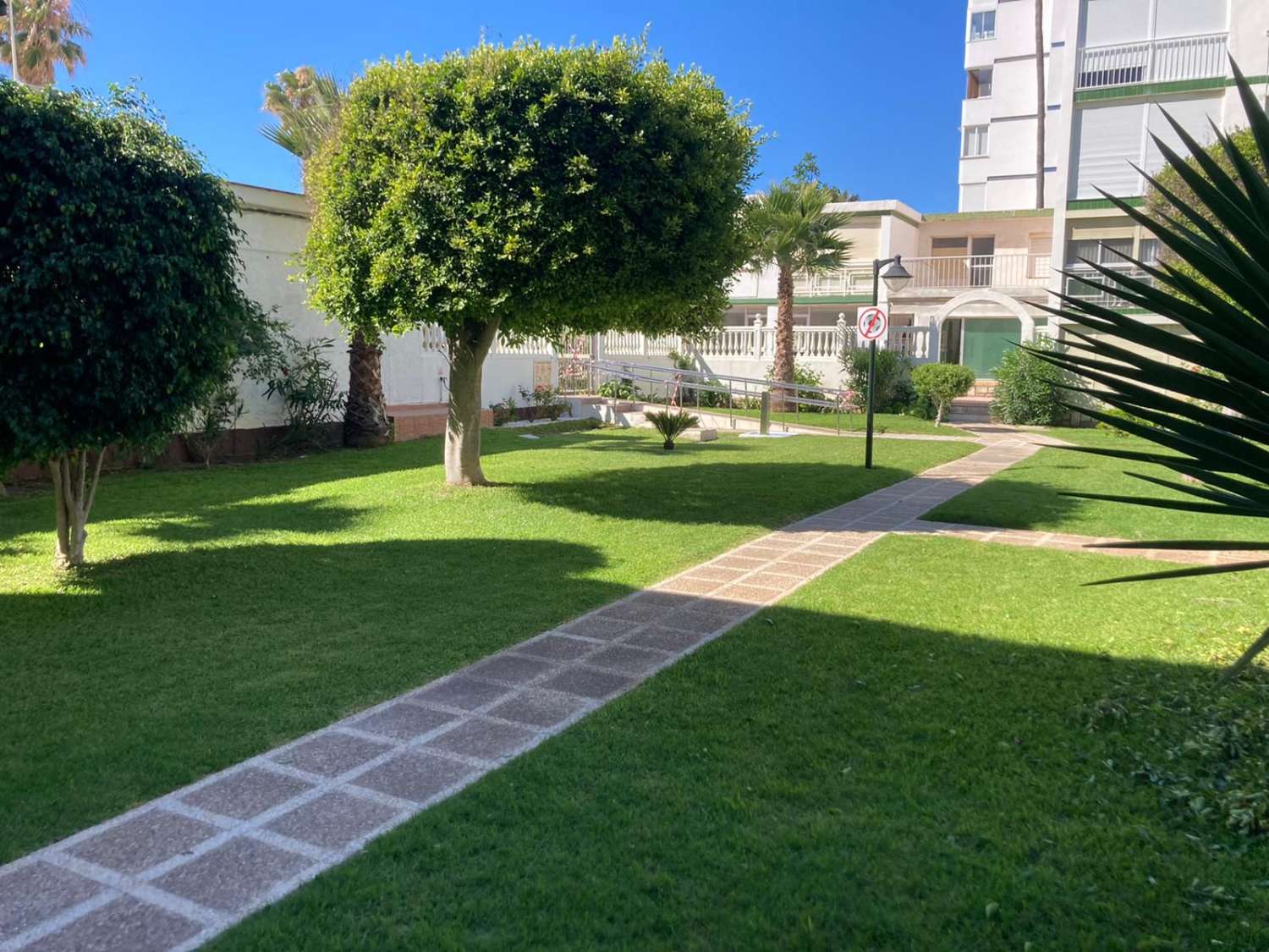 SE VENDE BONITO APARTAMENTO REFORMADO ENFRENTE DE LA PLAYA EN BENALMADENA