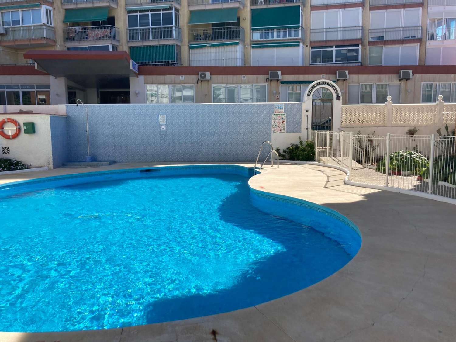 SE VENDE BONITO APARTAMENTO REFORMADO ENFRENTE DE LA PLAYA EN BENALMADENA