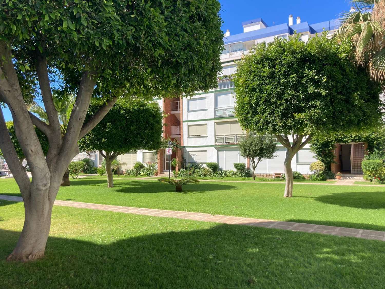 SE VENDE BONITO APARTAMENTO REFORMADO ENFRENTE DE LA PLAYA EN BENALMADENA