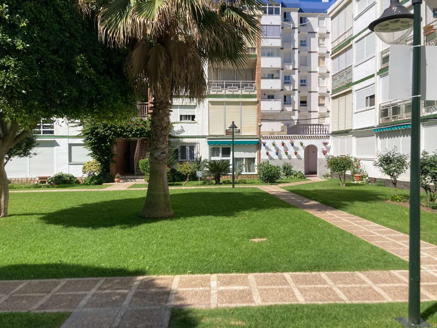 SE VENDE BONITO APARTAMENTO REFORMADO ENFRENTE DE LA PLAYA EN BENALMADENA