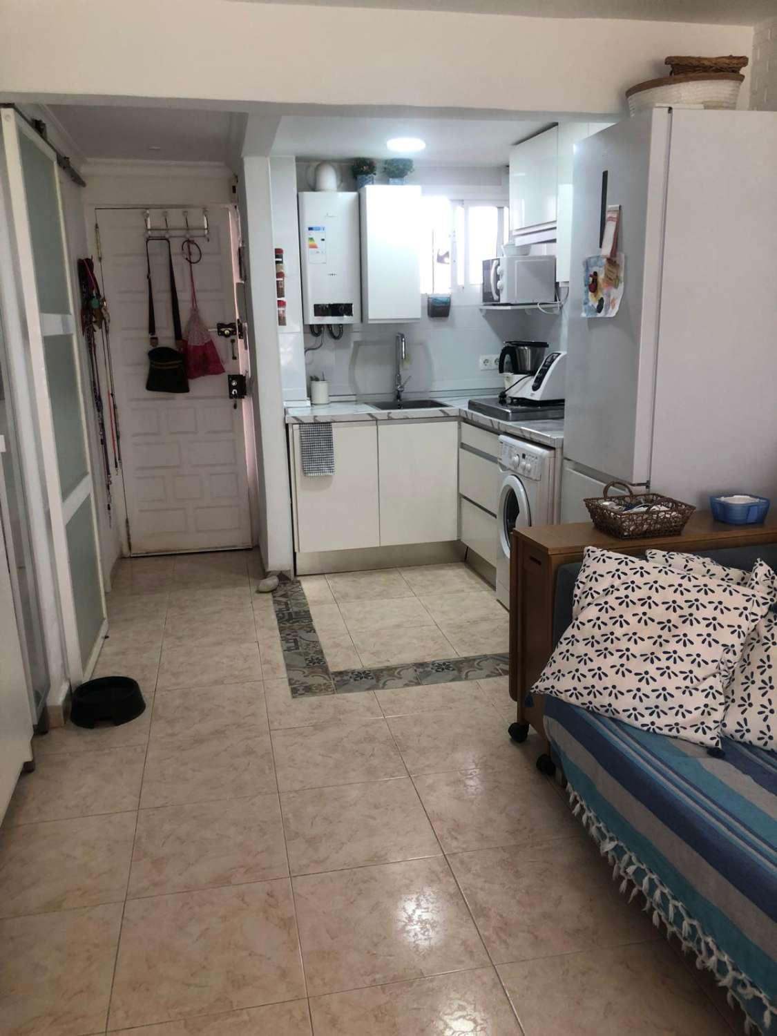 SE VENDE BONITO APARTAMENTO REFORMADO ENFRENTE DE LA PLAYA EN BENALMADENA