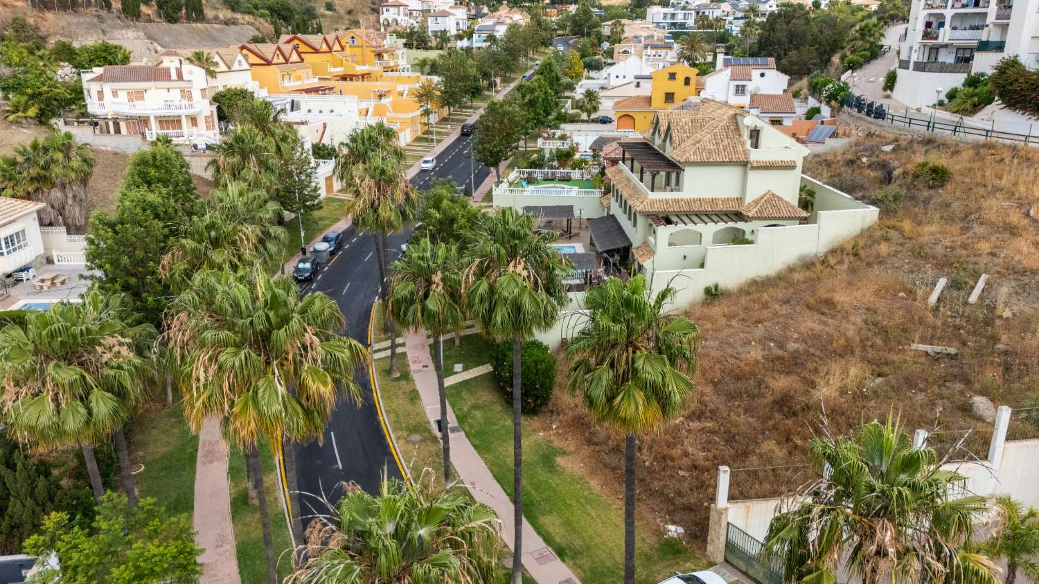 MEDIA STAGIONE, BELLA CASA A SCHIERA IN AFFITTO DAL 17/04/25 AL 30/06/25 E DAL 1/09/2025 - 30/06/2026 A BENALMÁDENA COSTA