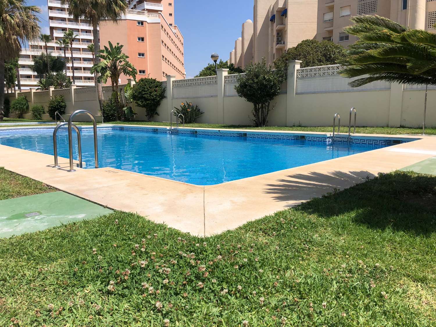 Se alquila MEDIA TEMPORADA desde 8/09/24 hasta el 8/6/25 bonito apartamento en 1ª línea de playa  en  Los Alamos.-